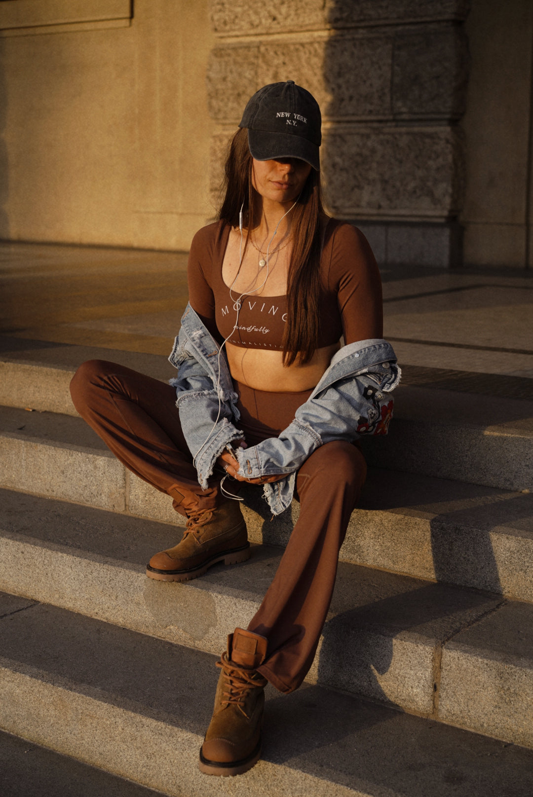 Sportovní Crop top Moving Mindfully EARTHY